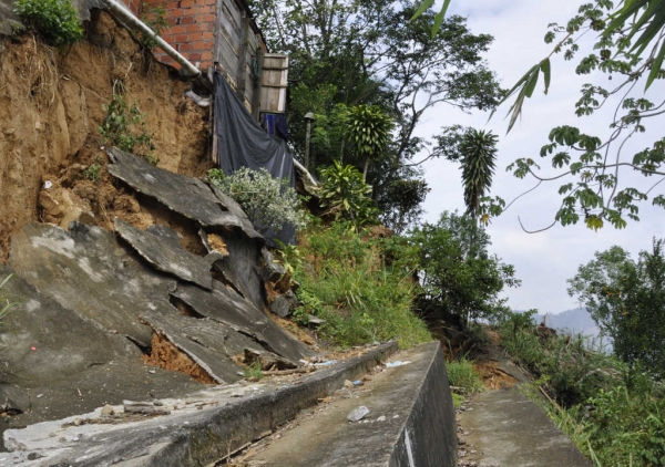 Nuevo acercamiento con residentes del barrio Nápoles para acordar desalojo