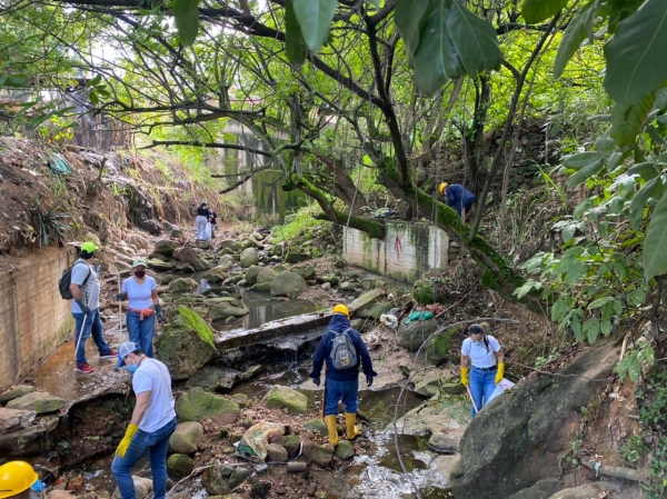 Limpieza profunda en dos fuentes hídricas de Floridablanca