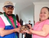 En medio de la carretera, joven se encontró una tortuga