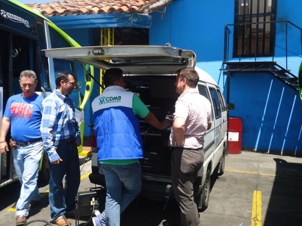 CDMB realiza actividad preventiva de control de emisión de gases en la empresa Flotax