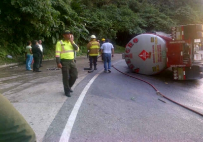 Funcionarios Cdmb evaluan daños ambientales por volcamiento de tractomula cargada de gasolina