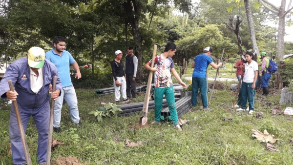 Con postes y alambre de púas protegen las fuentes hídricas del Bajo Rionegro