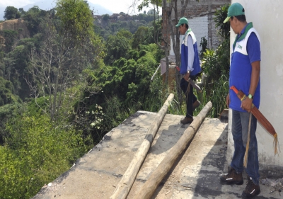 Desalojan y demuelen viviendas en el barrio Nápoles