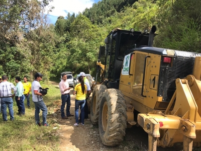 Con maquinaria, CDMB restaura caminos veredales en Charta y draga el río Playonero